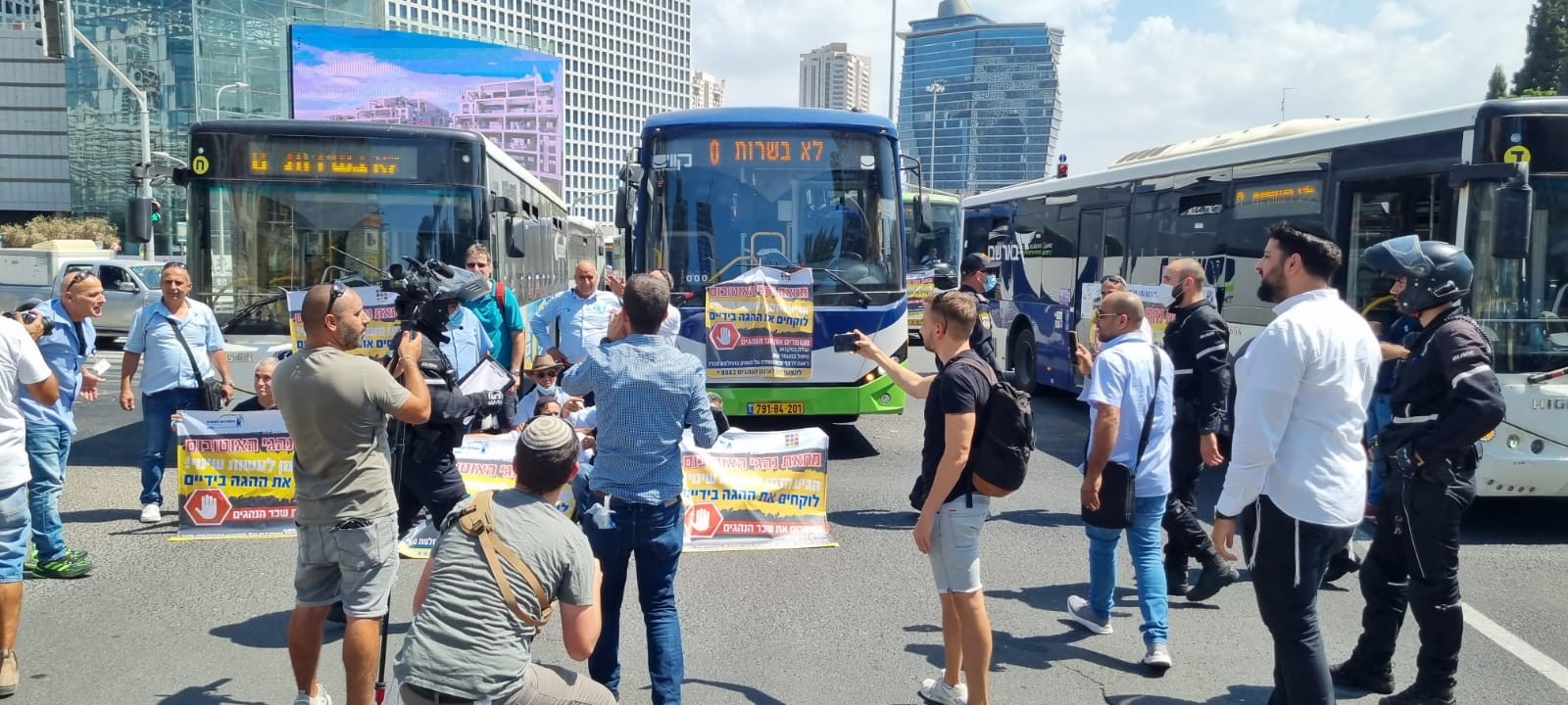 מחאת נהגי האוטובוסים: "מרב מיכאלי - תדאגי לנהגים"