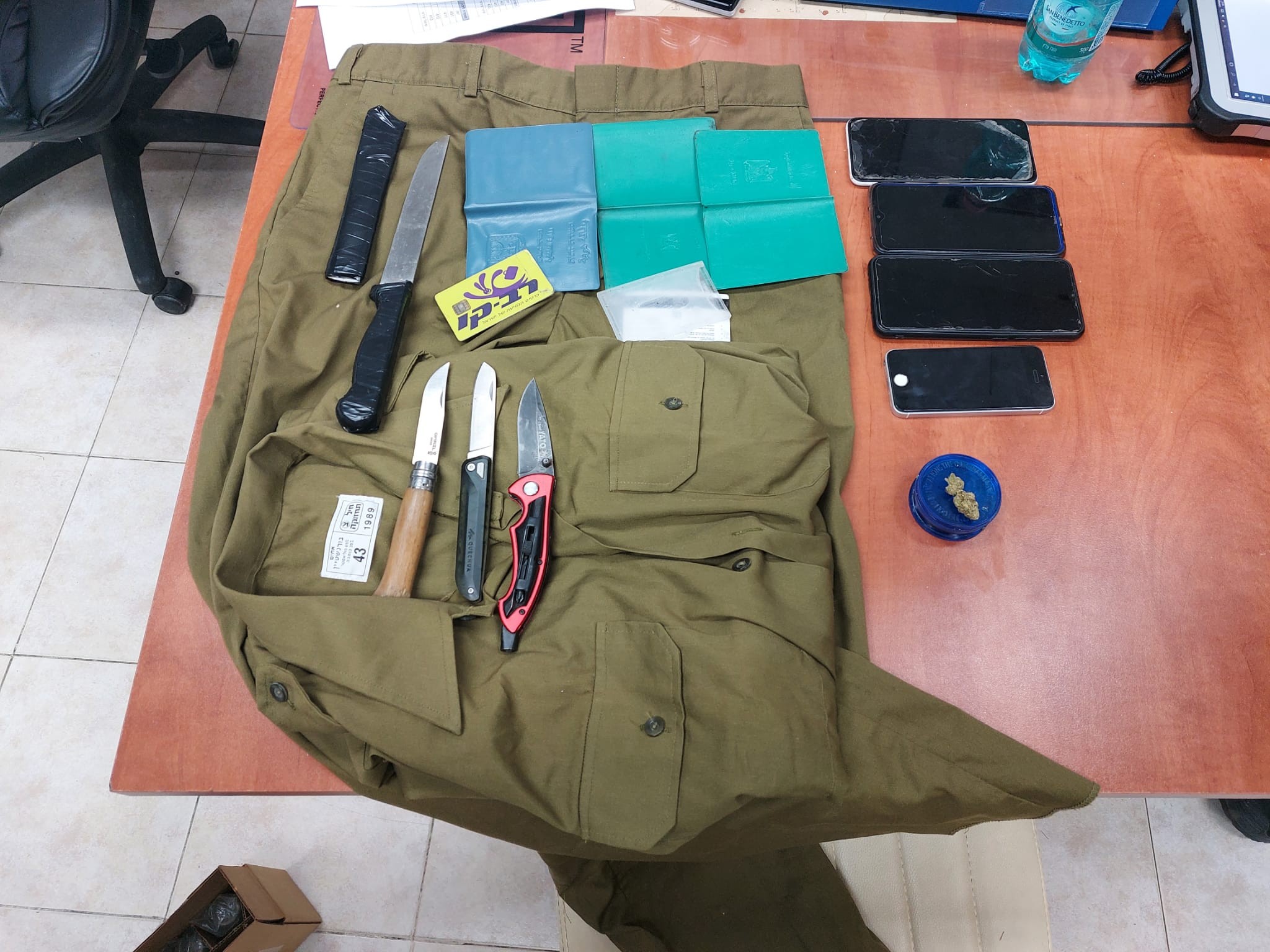 מדי צה"ל, סכינים וחומר מסוכן: ארבעה שבח"ים נעצרו בפרדס-חנה