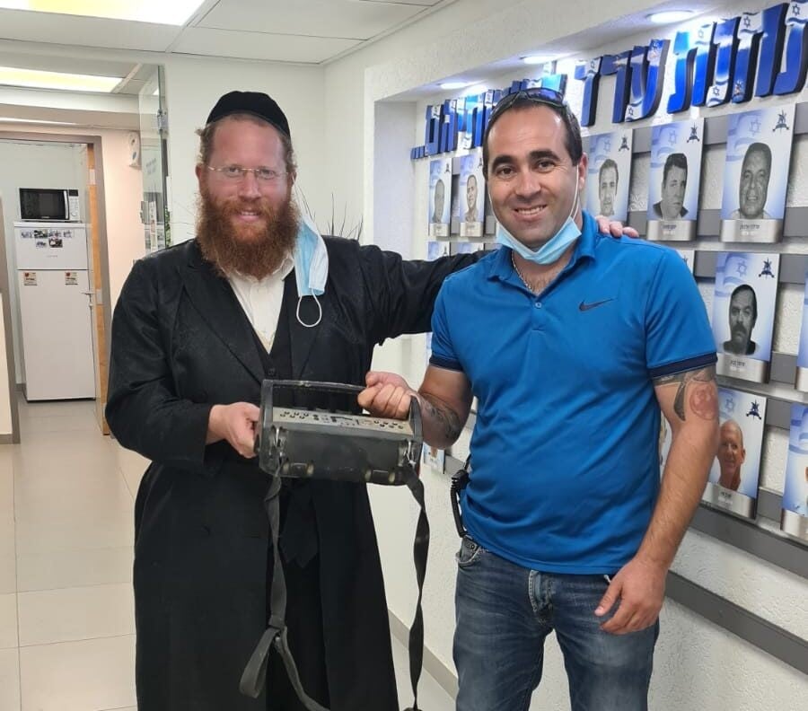 פרצו למשאית, גנבו שלט יוקרתי ונעצרו על-ידי המשטרה