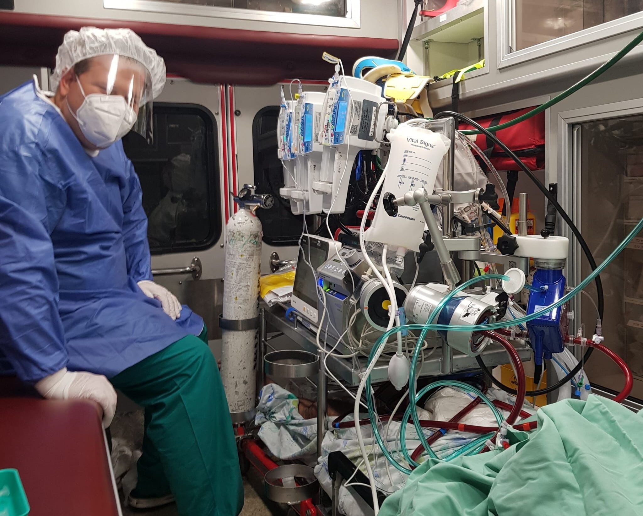 בן 40 לא מחוסן במצב קריטי - בבהי"ח יצאו למבצע לילי למענו