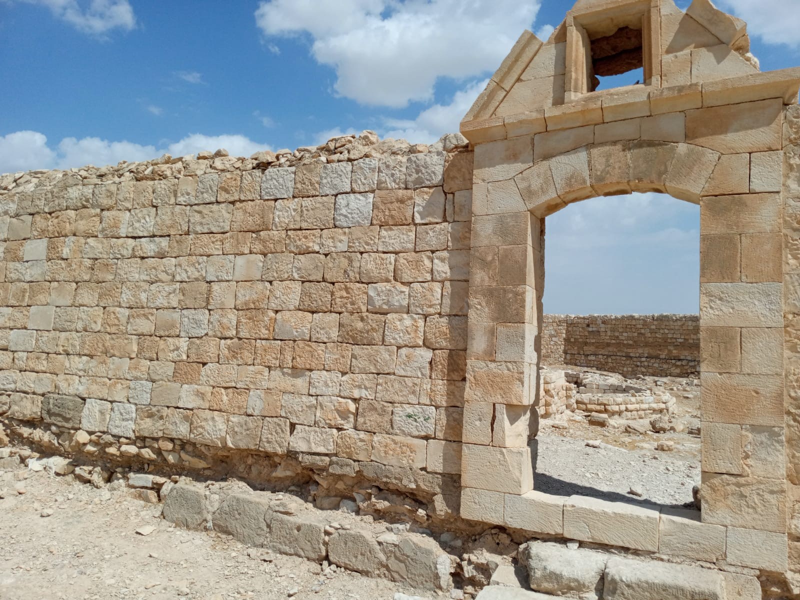 מאות מטיילים ישראלים סיירו היום במבצר הדוק