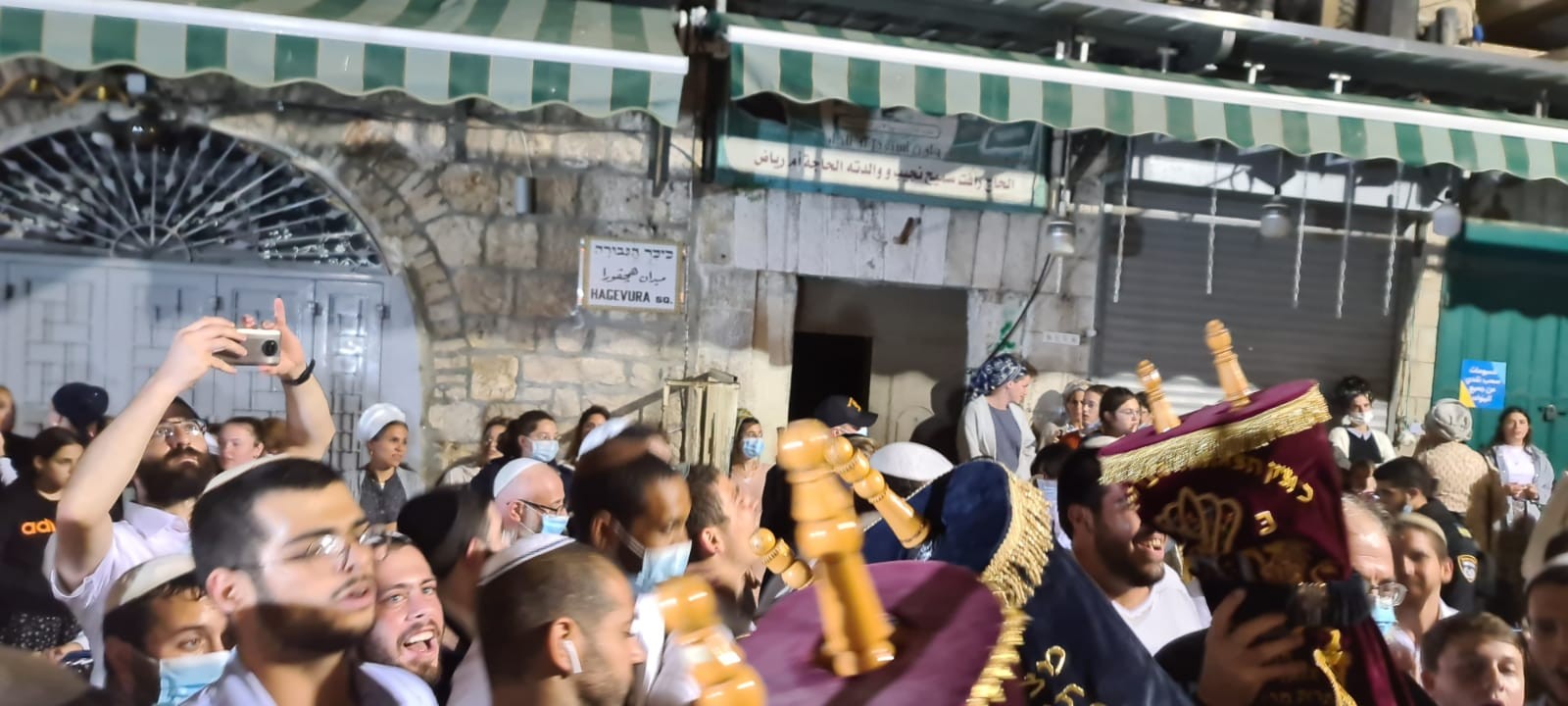 הקפות שניות 'בכיכר הגבורה' ברחוב הגיא