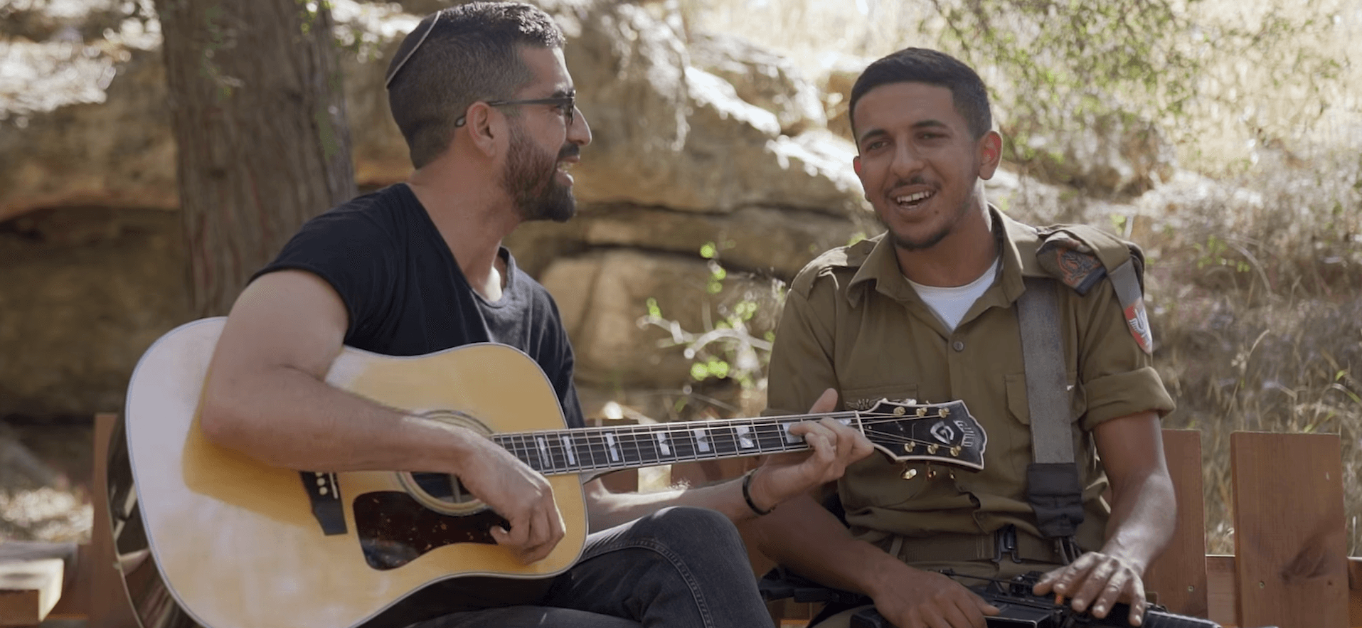 חנן בן ארי בדואט עם לוחם כפיר. קרדיט: מתוך פייסבוק צה"ל