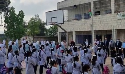 דגל אש"ף ותמונה של ערפאת: כך פתחו את הלימודים במזרח ירושלים