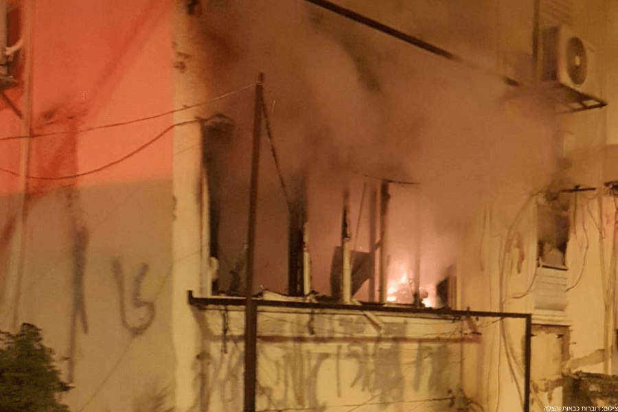 פתח תקווה: ילד נפגע אנושות בשריפה שפרצה בבניין מגורים