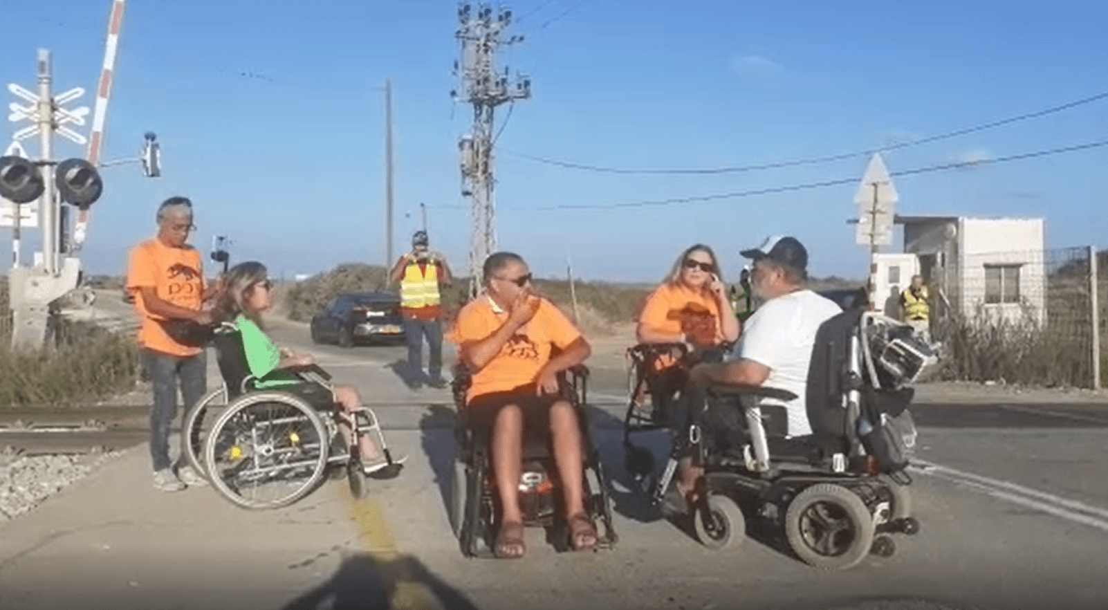 מחאת הנכים: מפגינים קשרו עצמם למסילה - תנועת הרכבות הופסקה