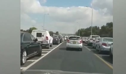 צפו בתיעוד: מאות רכבים בדואים מסכנים את נוסעי כביש 60