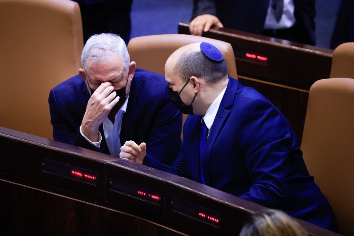 גנץ נגד בנט: "לא הייתי פועל לחשיפת פעולת המוסד"