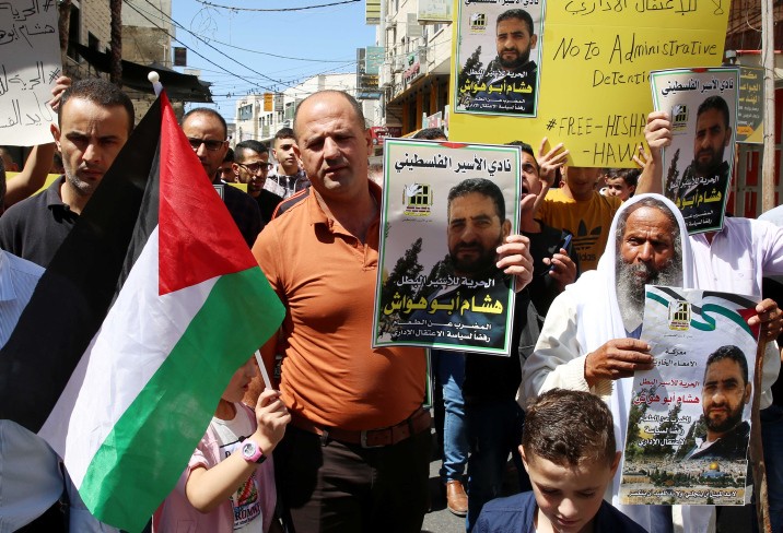 "ביום מפגינים נגד ישראל, בלילה מחכים לאישורי כניסה לתחומיה"