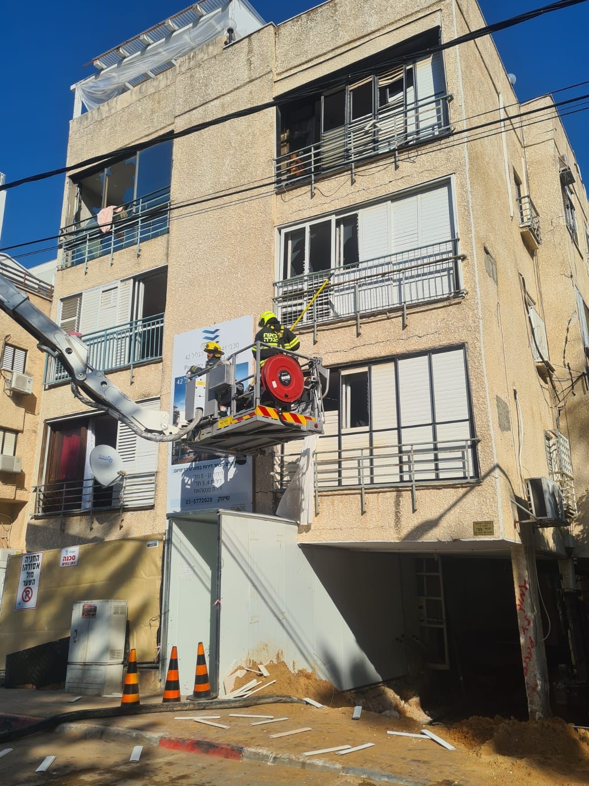 משפחות רבות פונו מבניין שייהרס באופן מבוקר ברעננה