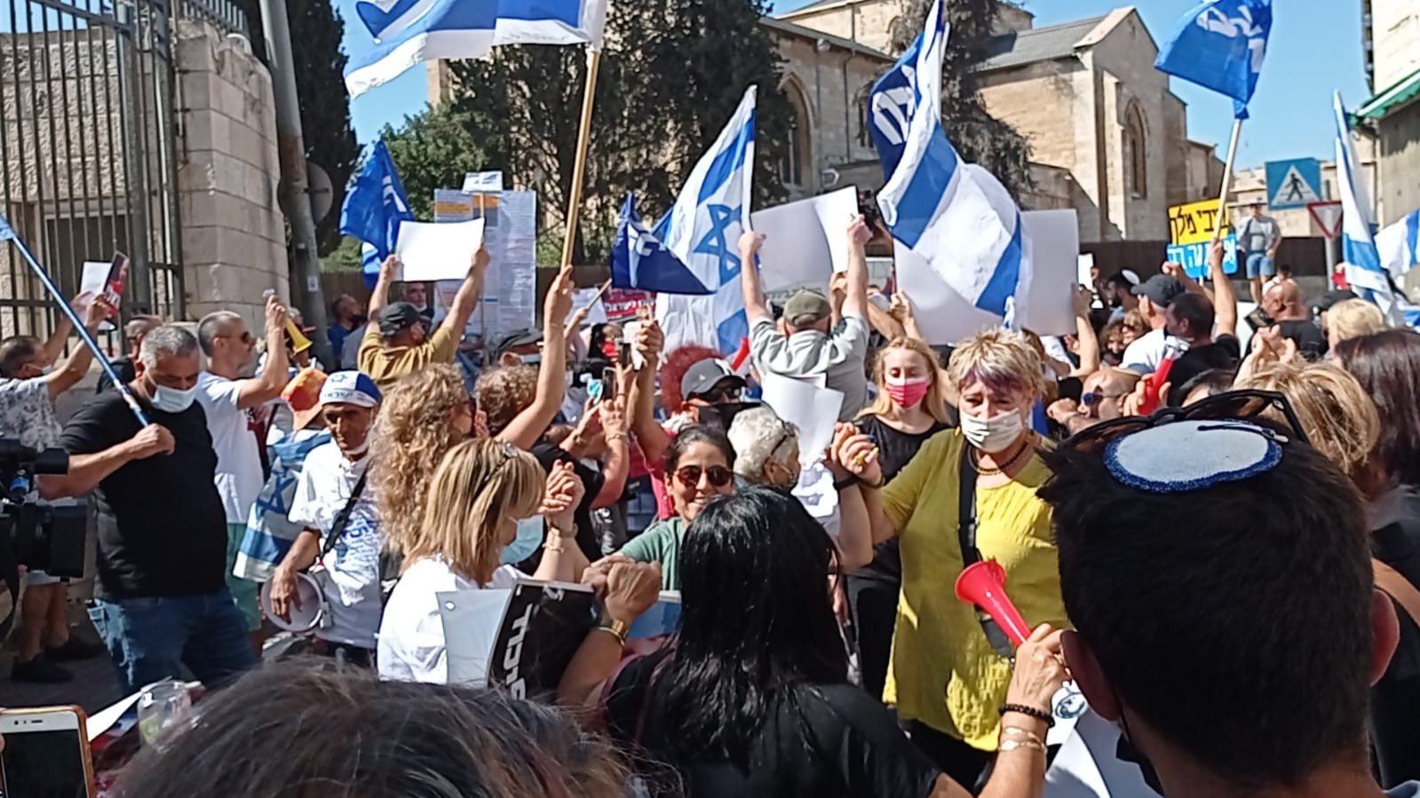 השופט תוקף את אילן ישועה; אלפים מפגינים מחוץ לביהמ"ש