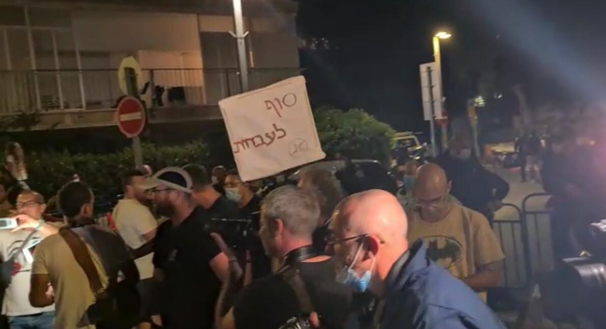 המתמחים באו להפגין מול בית השר הורוביץ ונבלמו בכניסה לרחוב