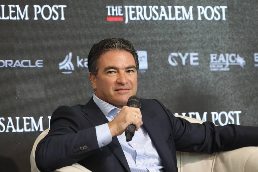 דיווח: ראש המוסד לשעבר יוסי כהן איים על התובעת בהאג