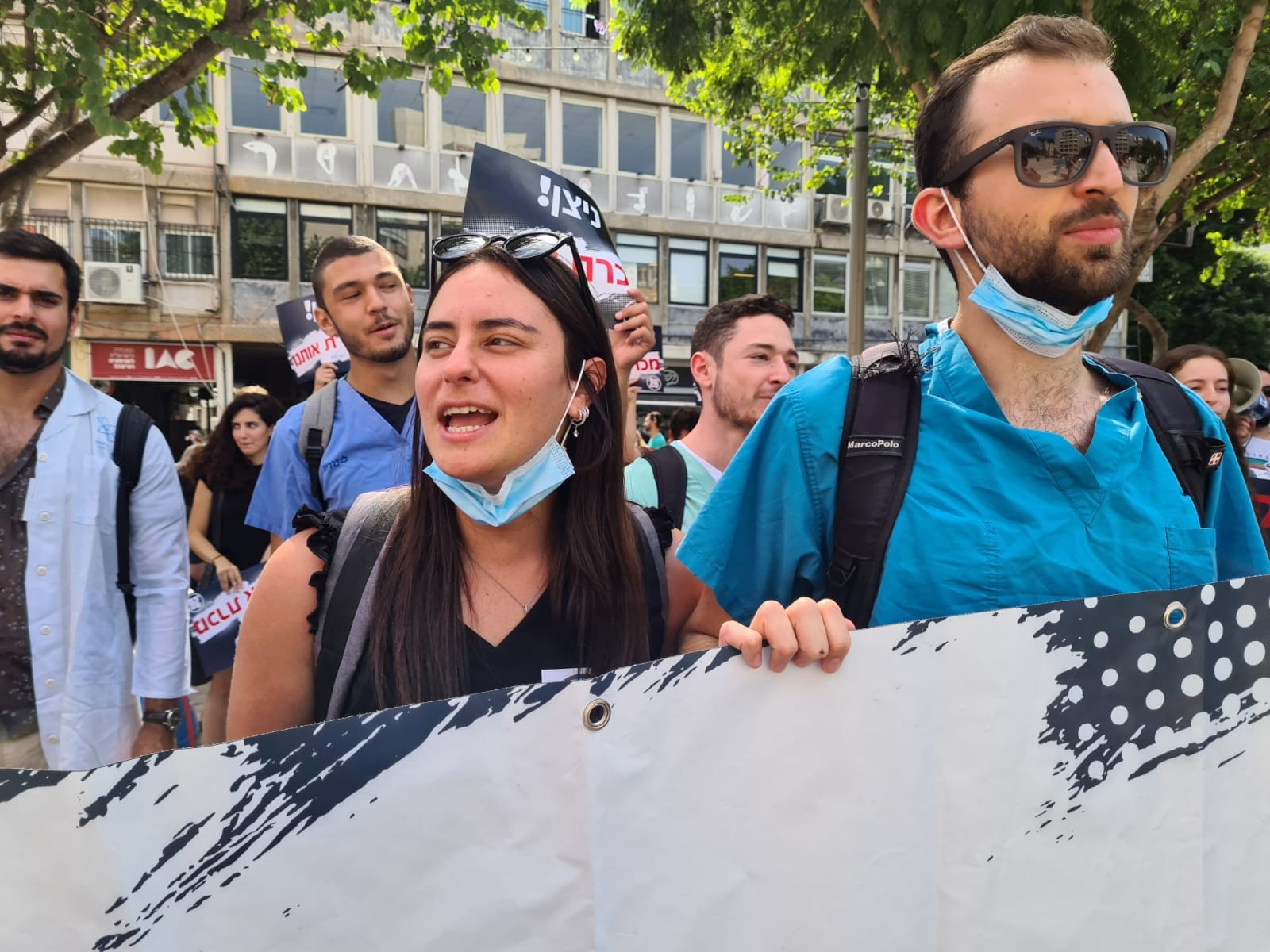 מחאת המתמחים: סטודנטים לרפואה חוסמים רחובות בתל אביב