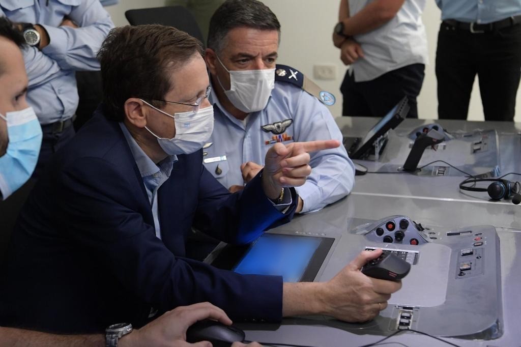נשיא המדינה בבסיס תל נוף: "העם מבין שיש לו על מי לסמוך"