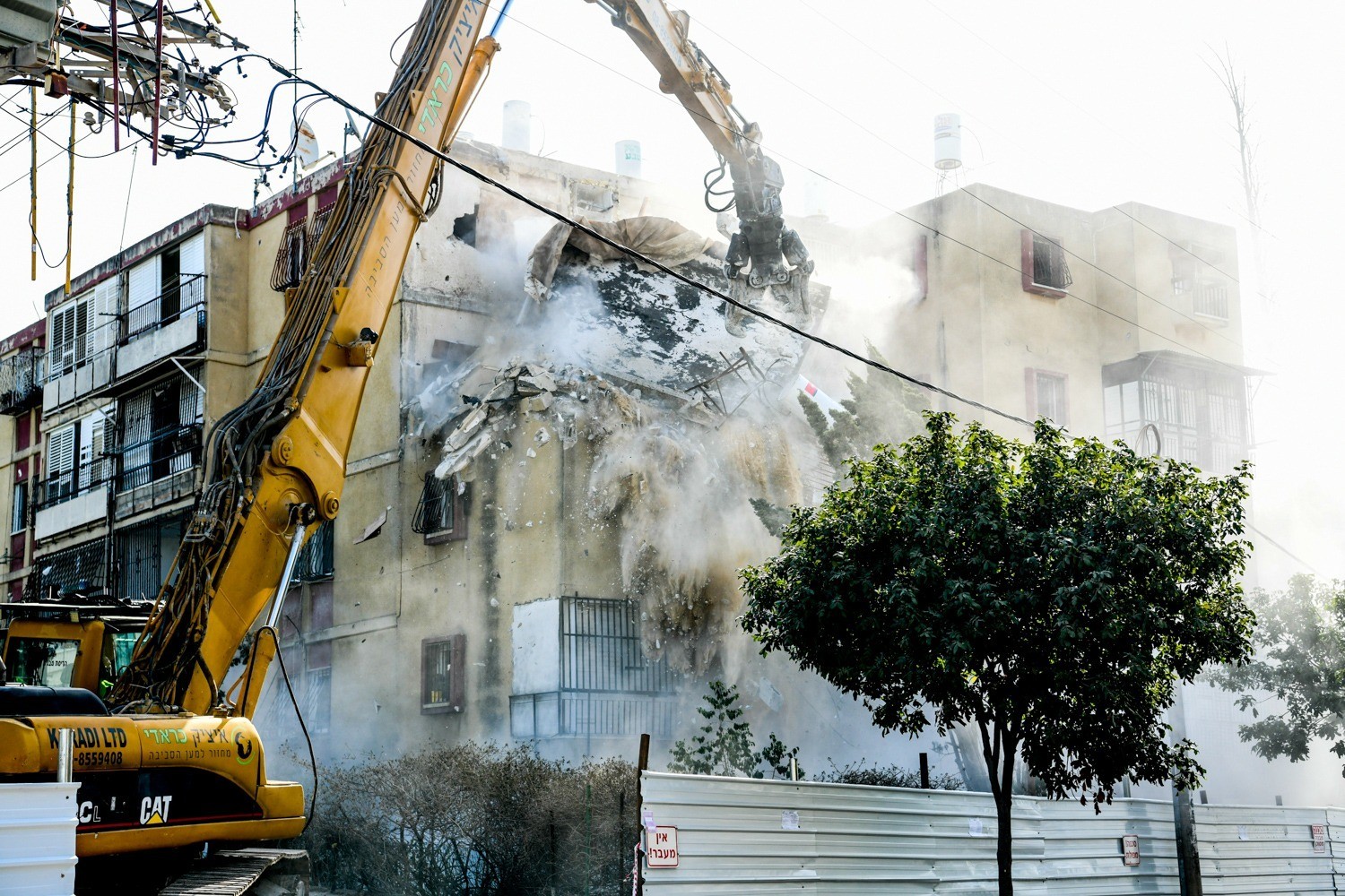צפו: הריסה מבוקרת של המבנה המסוכן בראשון לציון