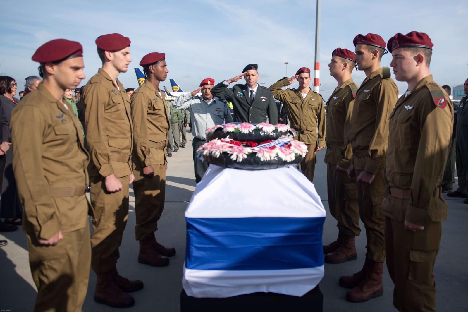 מרגש: הועלו ארצה עצמותיו של החלל הצנחן הראשון