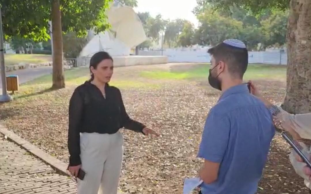 שקד לערוץ 20 על ילדי הזרים: אפשר לרכז אותם בבי״ס אחד | צפו