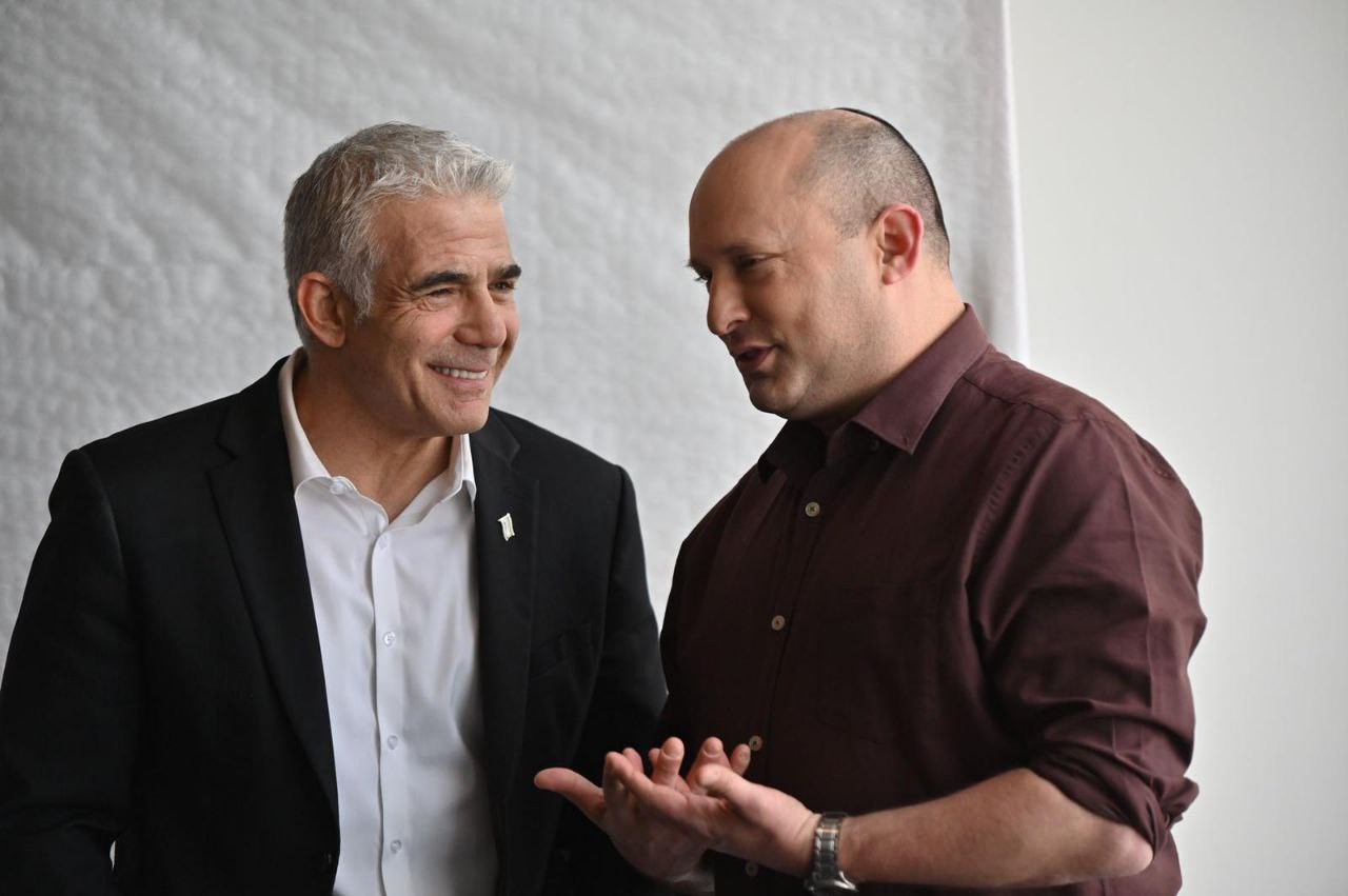 הפגנה מול ביתו של רה"מ בנט: "נוכל, גנבת את השלטון"
