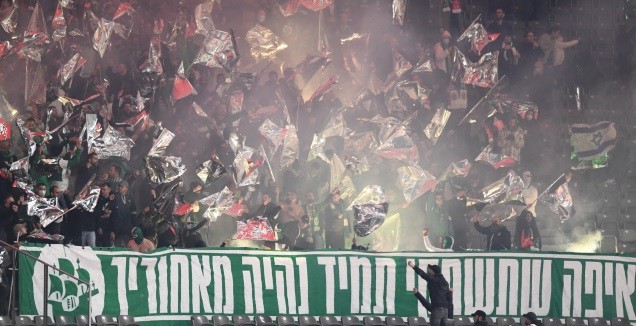 קרא "יהודים הביתה" והורחק ממגרשי הכדורגל לכל החיים | צפו