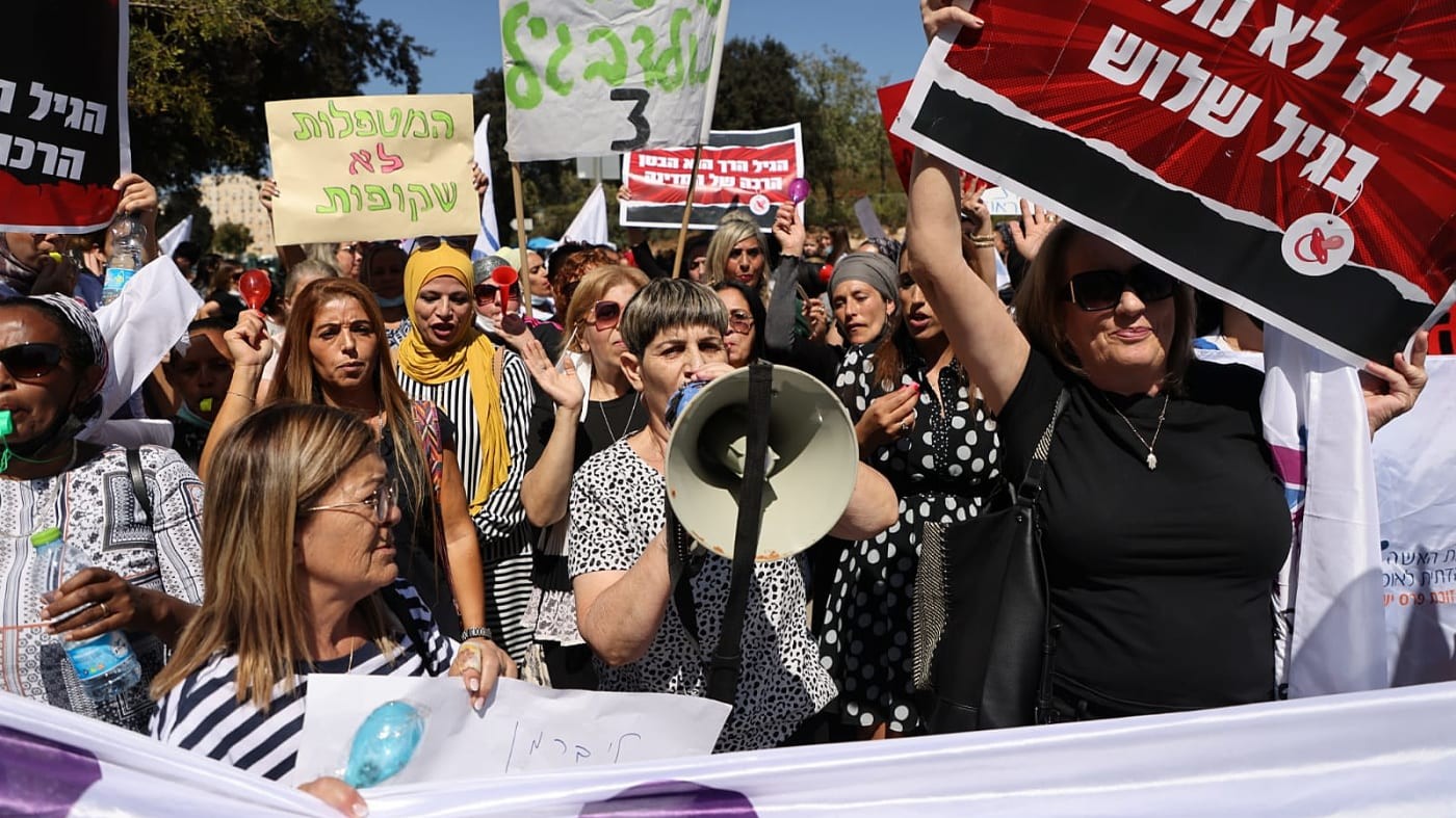 מאות מחנכות הקימו את "מעון ליברמן" מול משרד האוצר