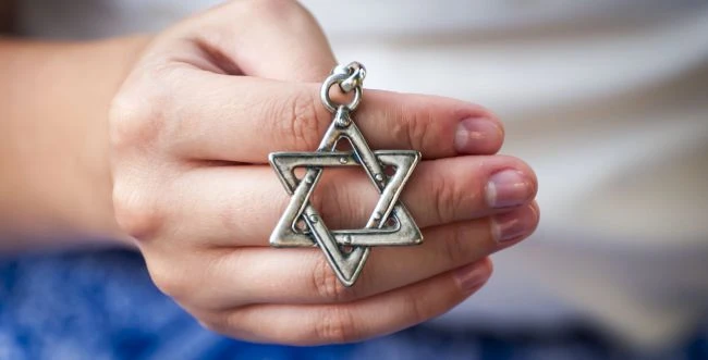גרמניה: לא הוכנסה לבית המשפט - משום שענדה שרשרת עם מגן דוד