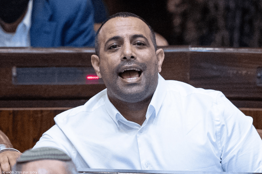 צפו: אביר קארה הצביע נגד חוק דמי אבטלה לעצמאים וחטף צעקות