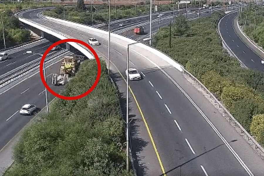 משאית כבדה פגעה בגשר סמוך לנתב''ג | תיעוד