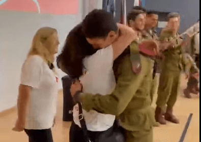 הלוחם הבודד לא פגש את אימו שנתיים - ואז הגיע ההפתעה | צפו