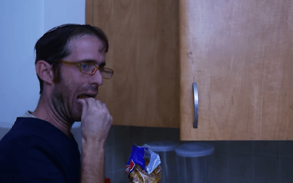 הסטנדאפיסט בסרטון קורע: מה קורה כשילד תופס אותך על חם? צפו
