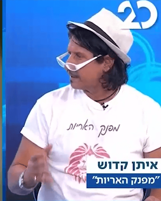 מפנק האריות: האיש שמגיע לכל מוצב בארץ כדי לשמח חיילים | צפו
