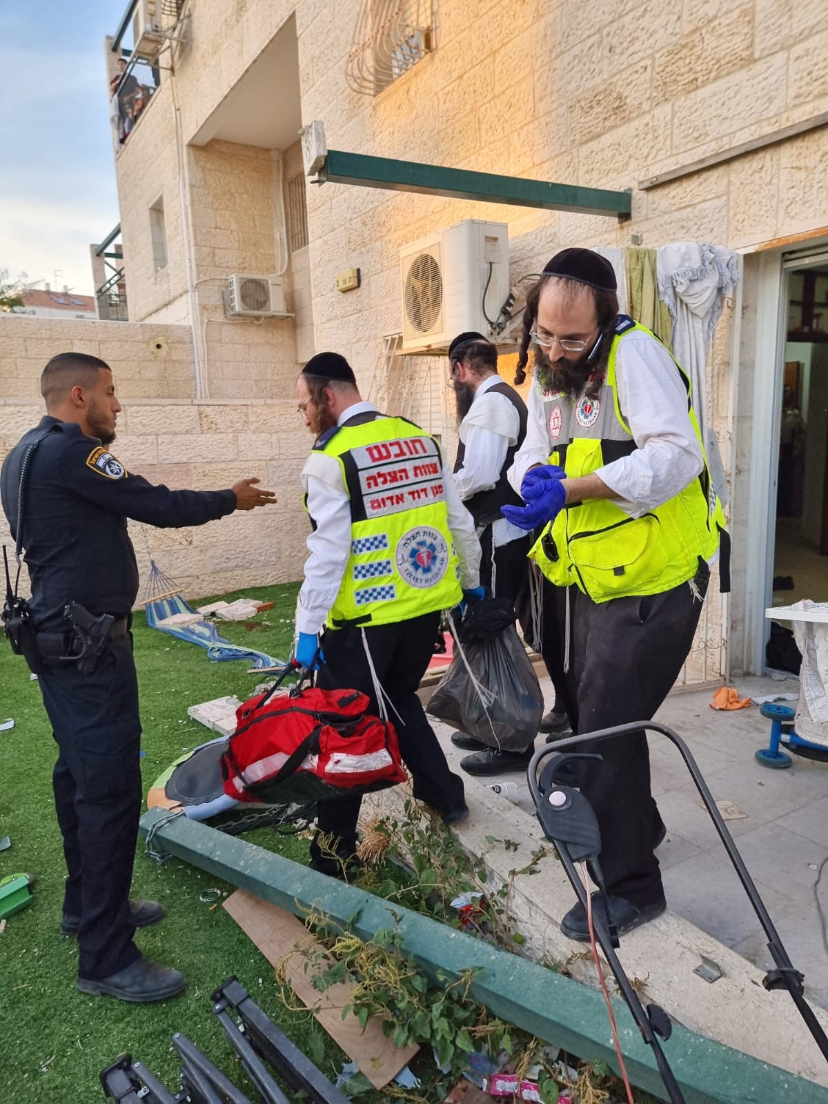 בן 7 נפצע קשה מקריסת עמוד בחצר בית בבית-שמש