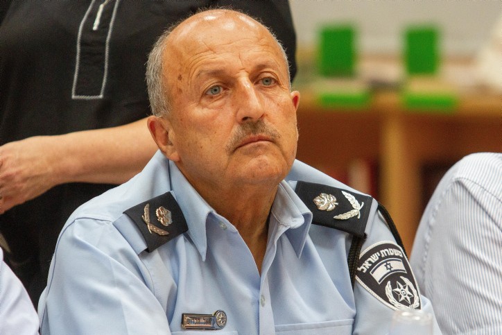 אחרי שתועד מדלג מעל קורבן בזירת רצח: ניצב חכרוש ייצא לחופשה