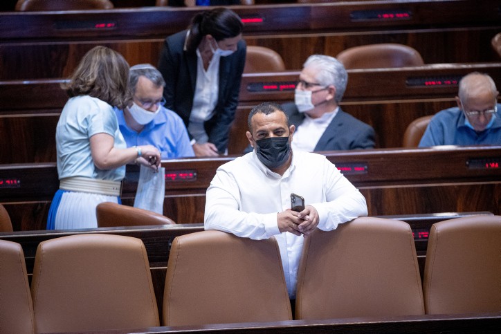 סגן השר אביר קארה נחקר באזהרה בפרשת ההצבעה הכפולה