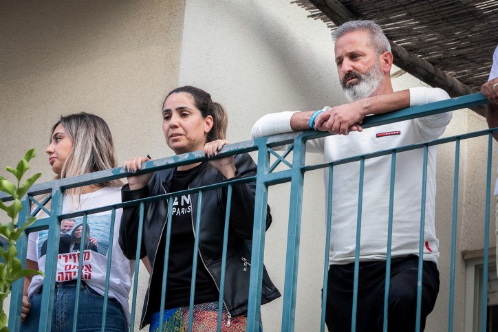 בני הזוג אוקנין במרפסת ביתם. צילום: יוסי אלוני פלאש 90