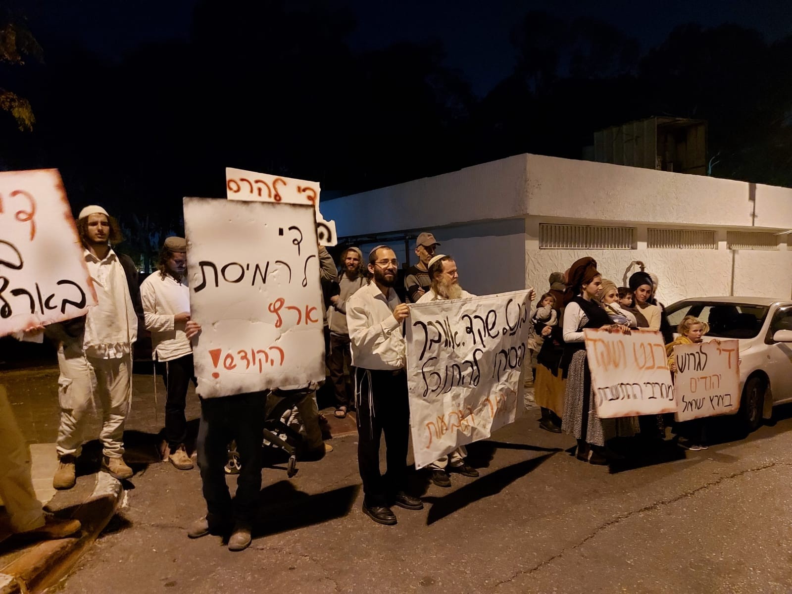 המשפחות שפונו הפגינו מול שקד: "הפסיקי את מסע ההרס"