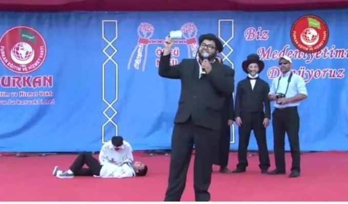 מתוך ההצגה: ישראל שולטת במדיה העולמית