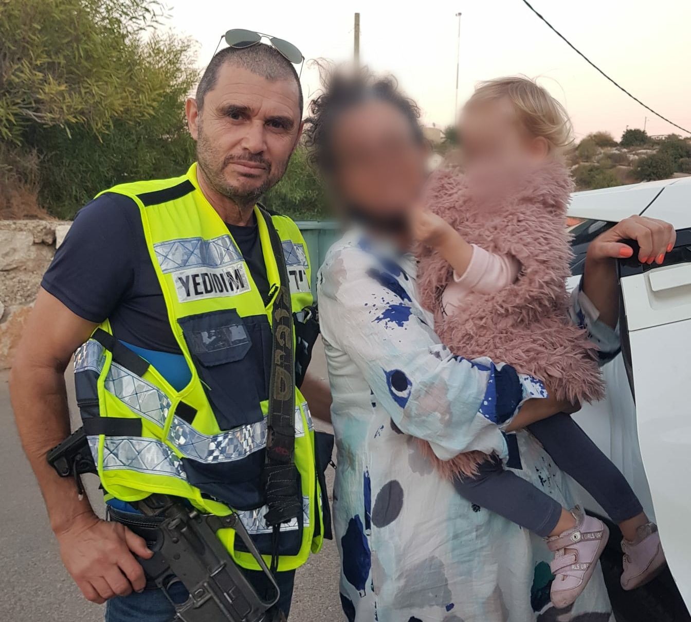 פעוטה ננעלה בשגגה ברכב לעיני אמה, מתנדב ידידים חילץ אותה