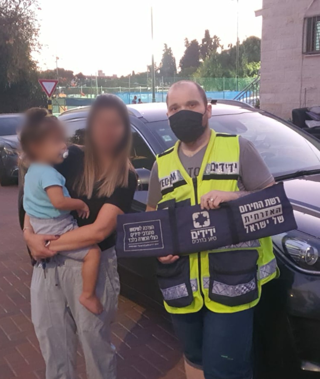 לעיני אמה: פעוטה ננעלה ברכב, מתנדב ידידים חילץ אותה