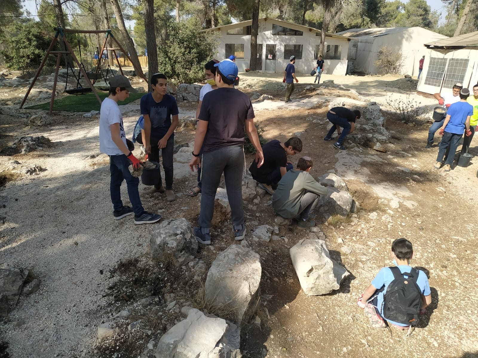 לזכרו של עזרא הי"ד: תלמידי ישיבה התנדבו ברחבי גוש עציון