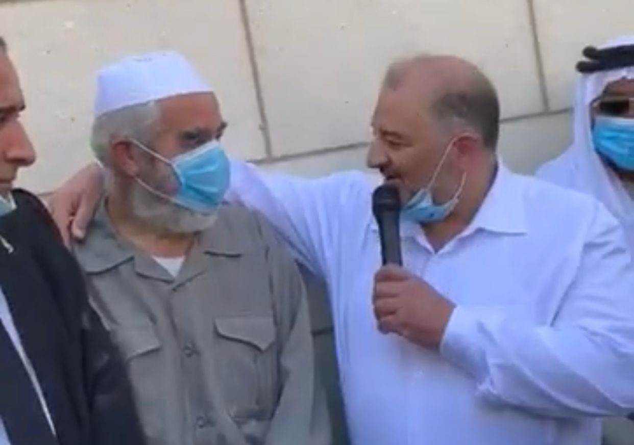 חיבוק לטרור: עבאס בדברי תמיכה בשייח סלאח לפני כניסתו לכלא