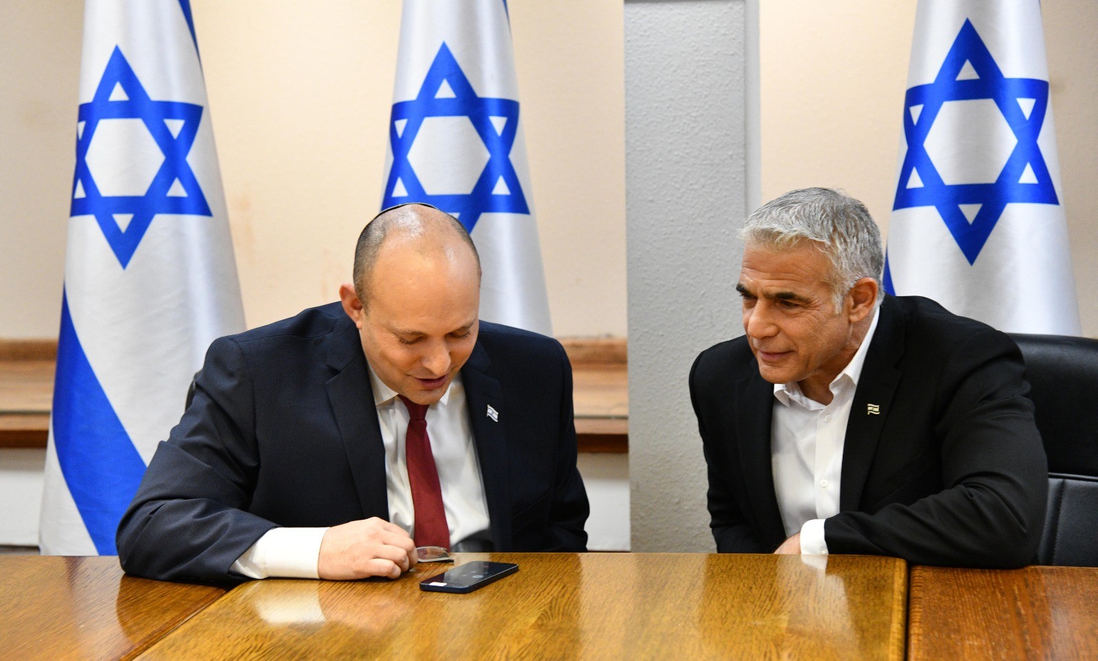 "ברוכים הבאים לארץ": השיחה בין בני הזוג אוקנין לבנט ולפיד