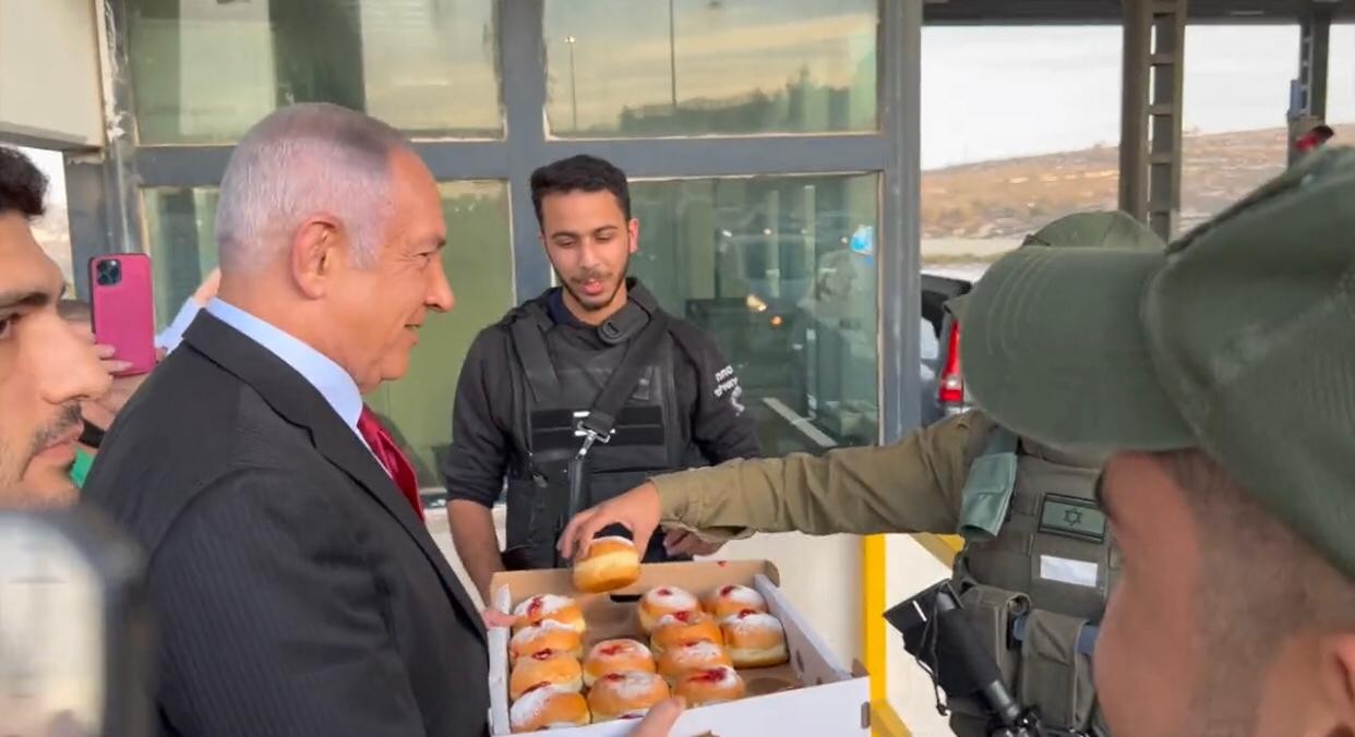 נתניהו חילק סופגניות לכוחותינו במעבר עופר | צפו