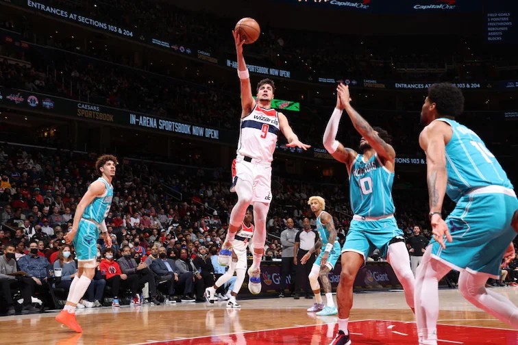 דני אבדיה מתעופף. צילום: Stephen Gosling/NBAE via Getty Images
