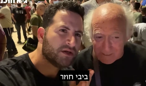 "ביבי חוזר?" | קורע: גיא הוכמן הגיע להפגנת הימין - צפו