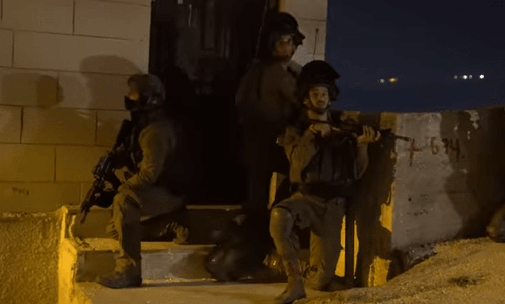 הצצה נדירה: מבצע לילי של לוחמינו בכפר הערבי | צפו