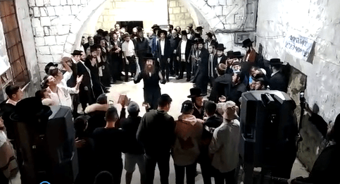 צפו: מעמד התפילה אמש בקבר יוסף בשכם