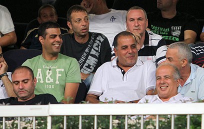 משפחת לוזון ובעלי מכבי פתח תקווה. צילום מתוך עמוד הפייסבוק של מכבי פתח תקוה