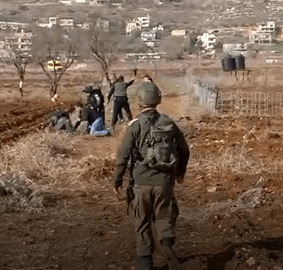 תיעוד: ערבי תוקף מתנחלים ולוחמי מג"ב סמוך ליישוב עלי