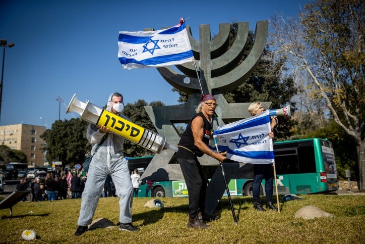 מה הקשר בין מתנגדי חיסונים, סיינטולוגים ומחאות בלפור?